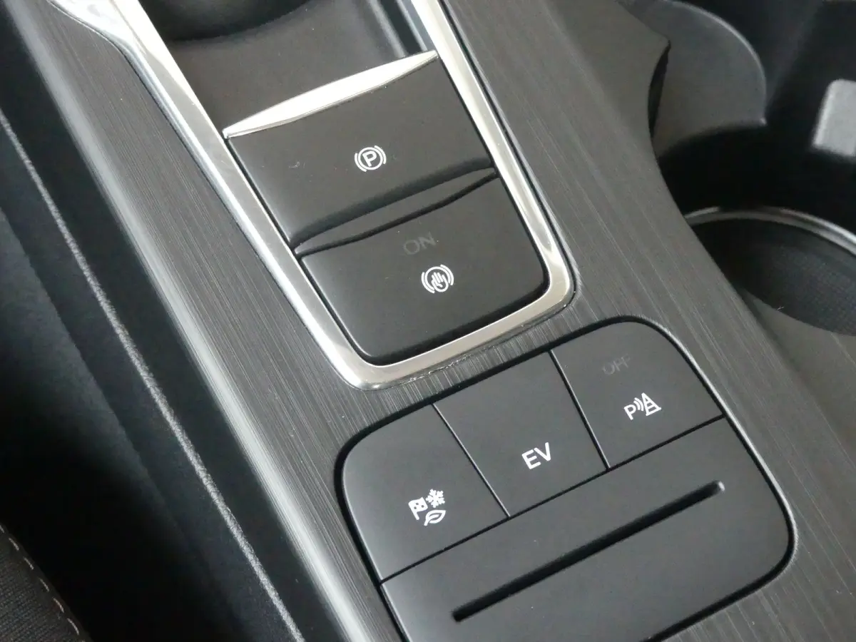 2.5 PHEV Titanium | CAMERA | PARKEERSENSOREN V+A | CRUISE | APPLE CARPLAY / ANDROID AUTO | NAVI | LMV 17" |