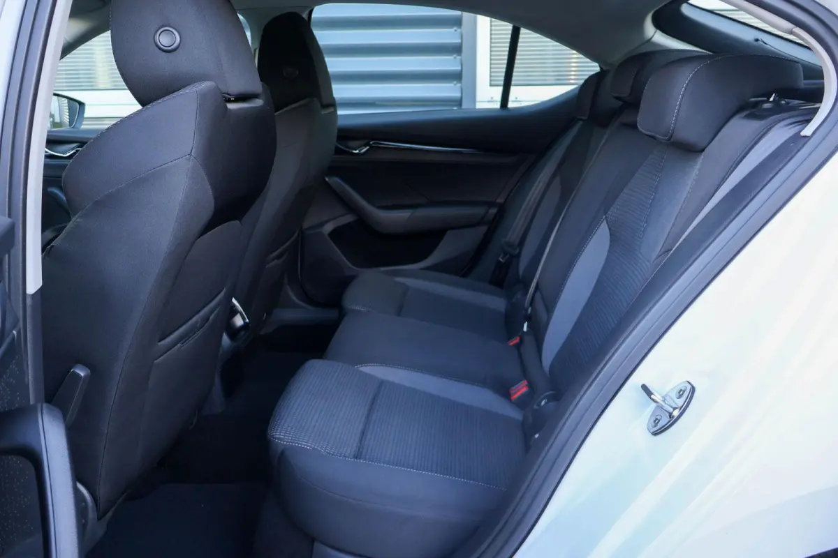 1.0 TSI 110pk Ambition | Navigatie | Cruise Control | Climate Control | All Season Banden
