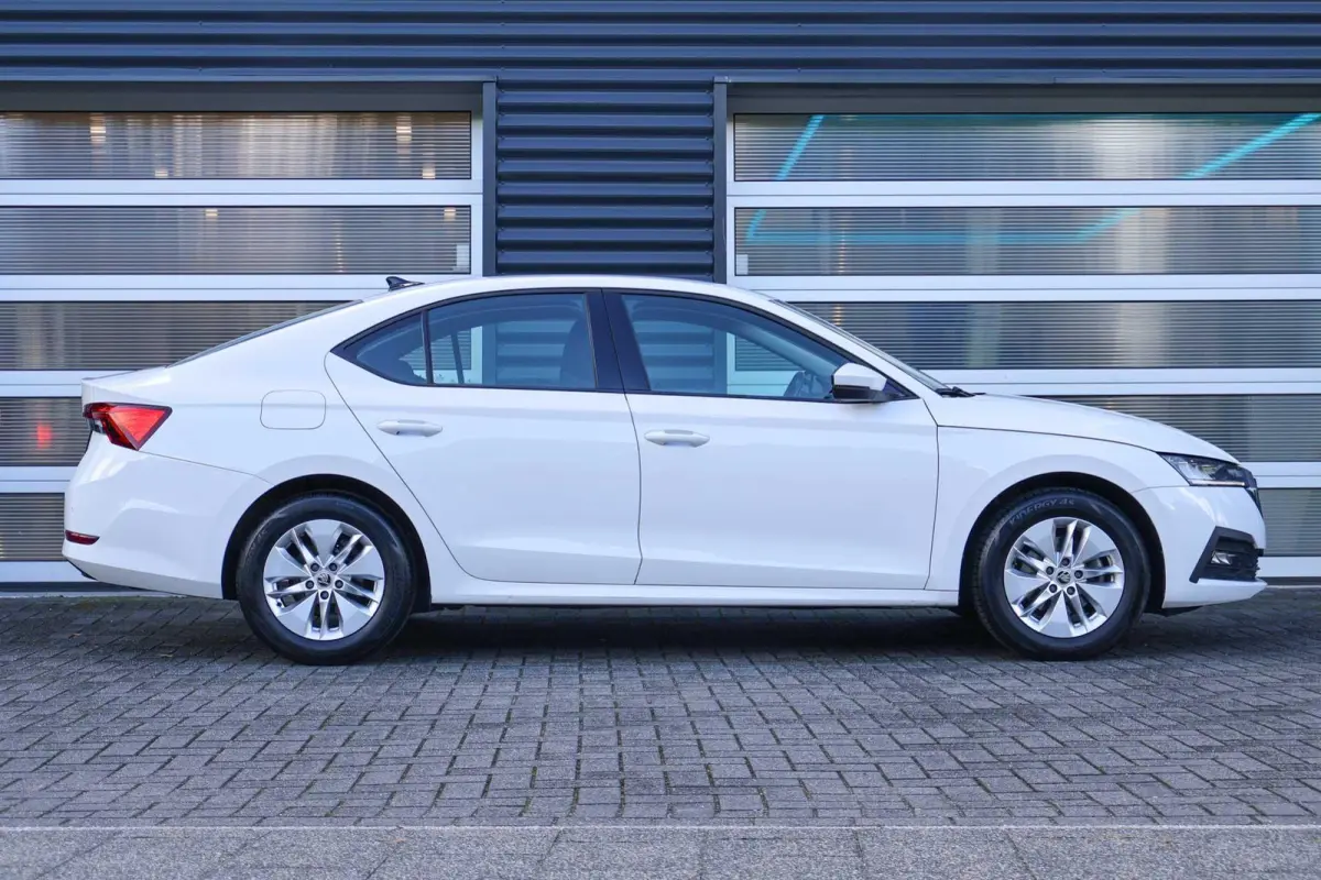 1.0 TSI 110pk Ambition | Navigatie | Cruise Control | Climate Control | All Season Banden