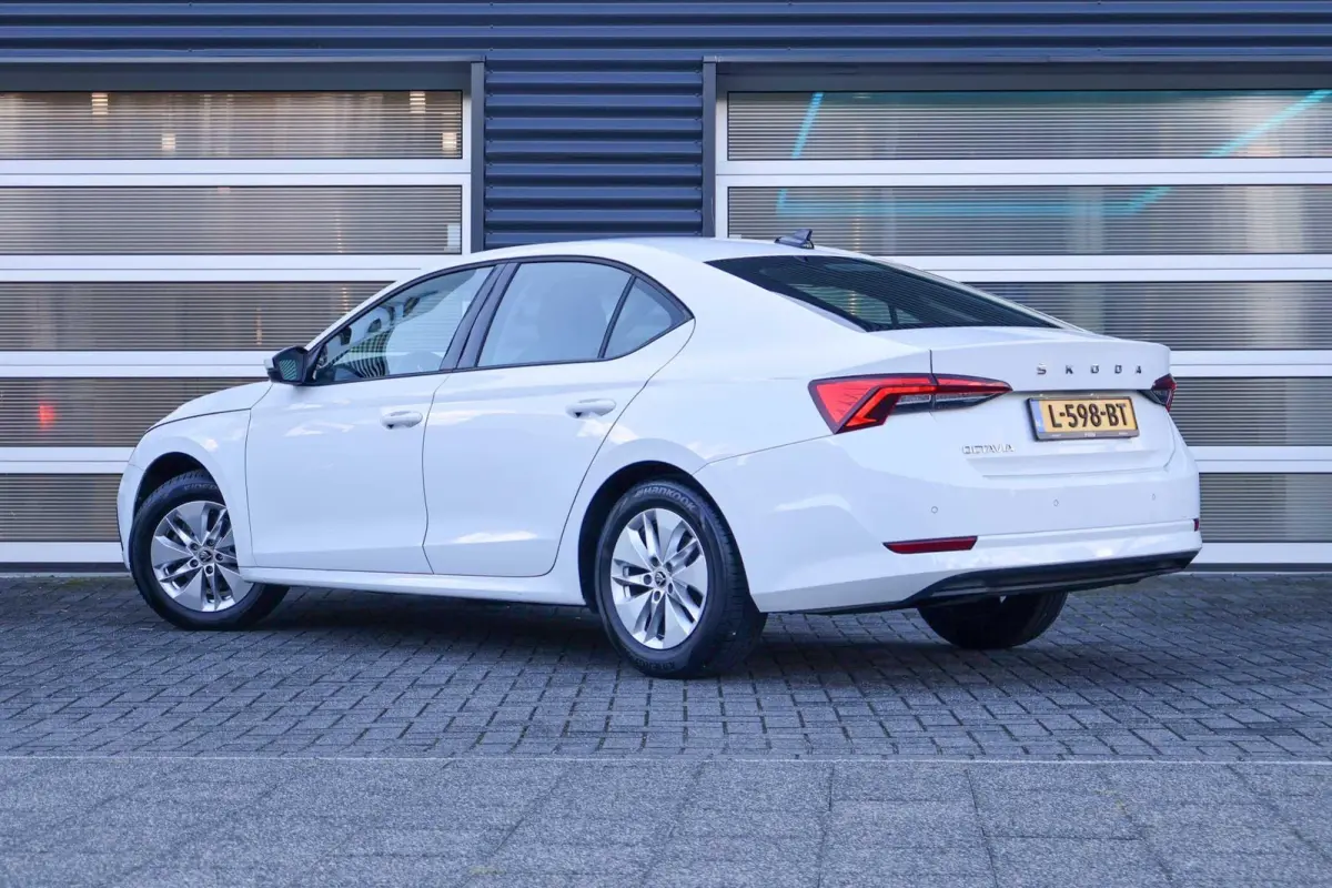 1.0 TSI 110pk Ambition | Navigatie | Cruise Control | Climate Control | All Season Banden