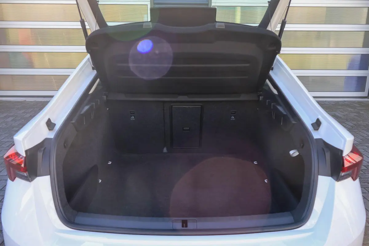 1.0 TSI 110pk Ambition | Navigatie | Cruise Control | Climate Control | All Season Banden