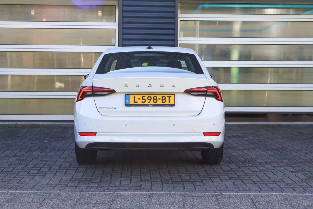 1.0 TSI 110pk Ambition | Navigatie | Cruise Control | Climate Control | All Season Banden