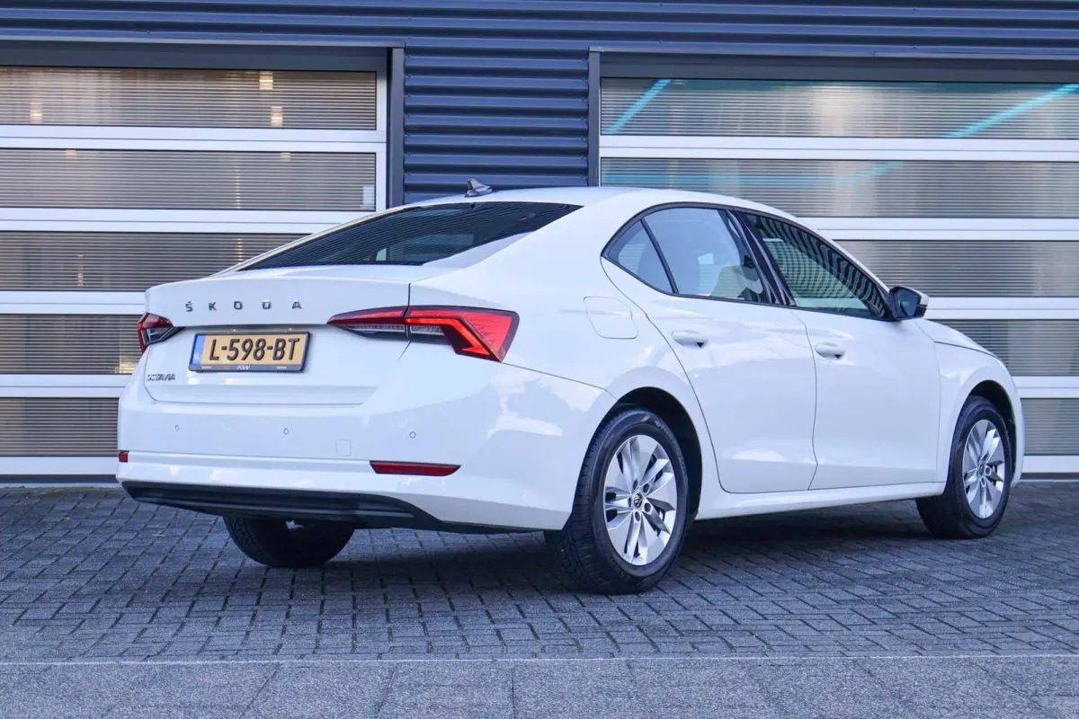 1.0 TSI 110pk Ambition | Navigatie | Cruise Control | Climate Control | All Season Banden