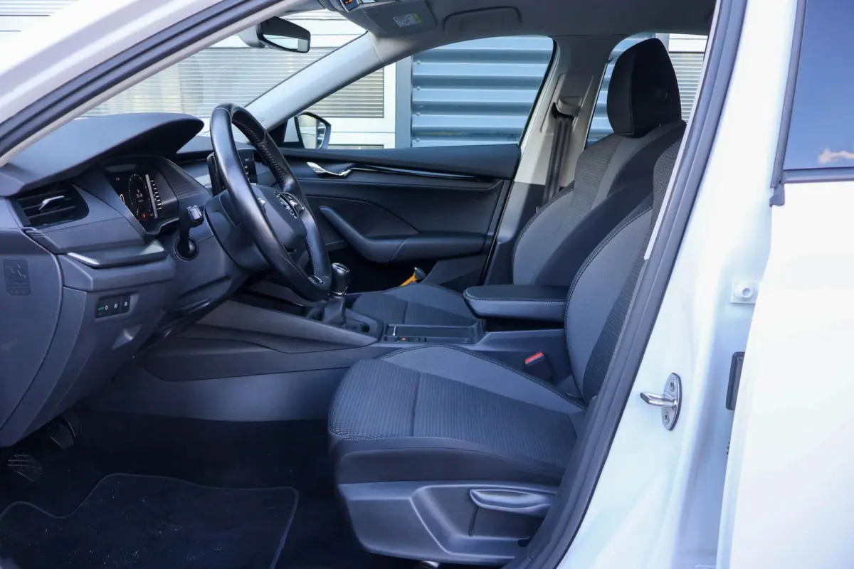 1.0 TSI 110pk Ambition | Navigatie | Cruise Control | Climate Control | All Season Banden