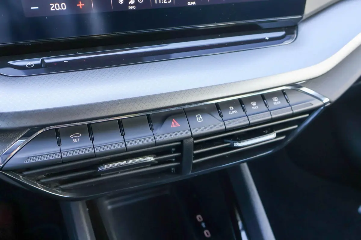 1.0 TSI 110pk Ambition | Navigatie | Cruise Control | Climate Control | All Season Banden