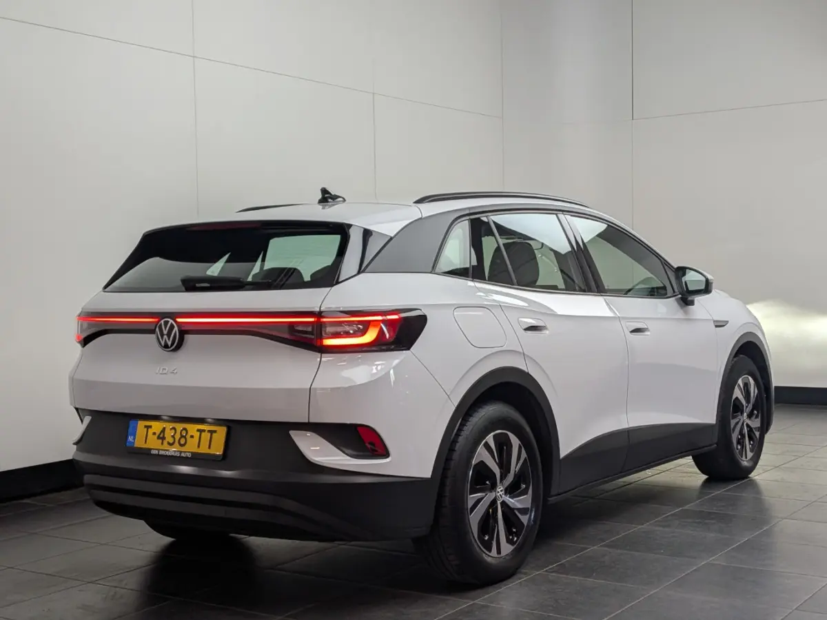 Pure 52 kWh l Adapt. Cr Control l Stoelverwarming l Keyless Start l 18" l Apple Car Play / Android l PDC V en A l