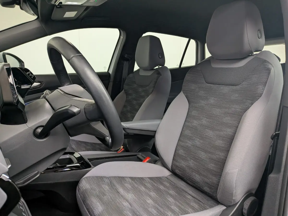 Pure 52 kWh l Adapt. Cr Control l Stoelverwarming l Keyless Start l 18" l Apple Car Play / Android l PDC V en A l