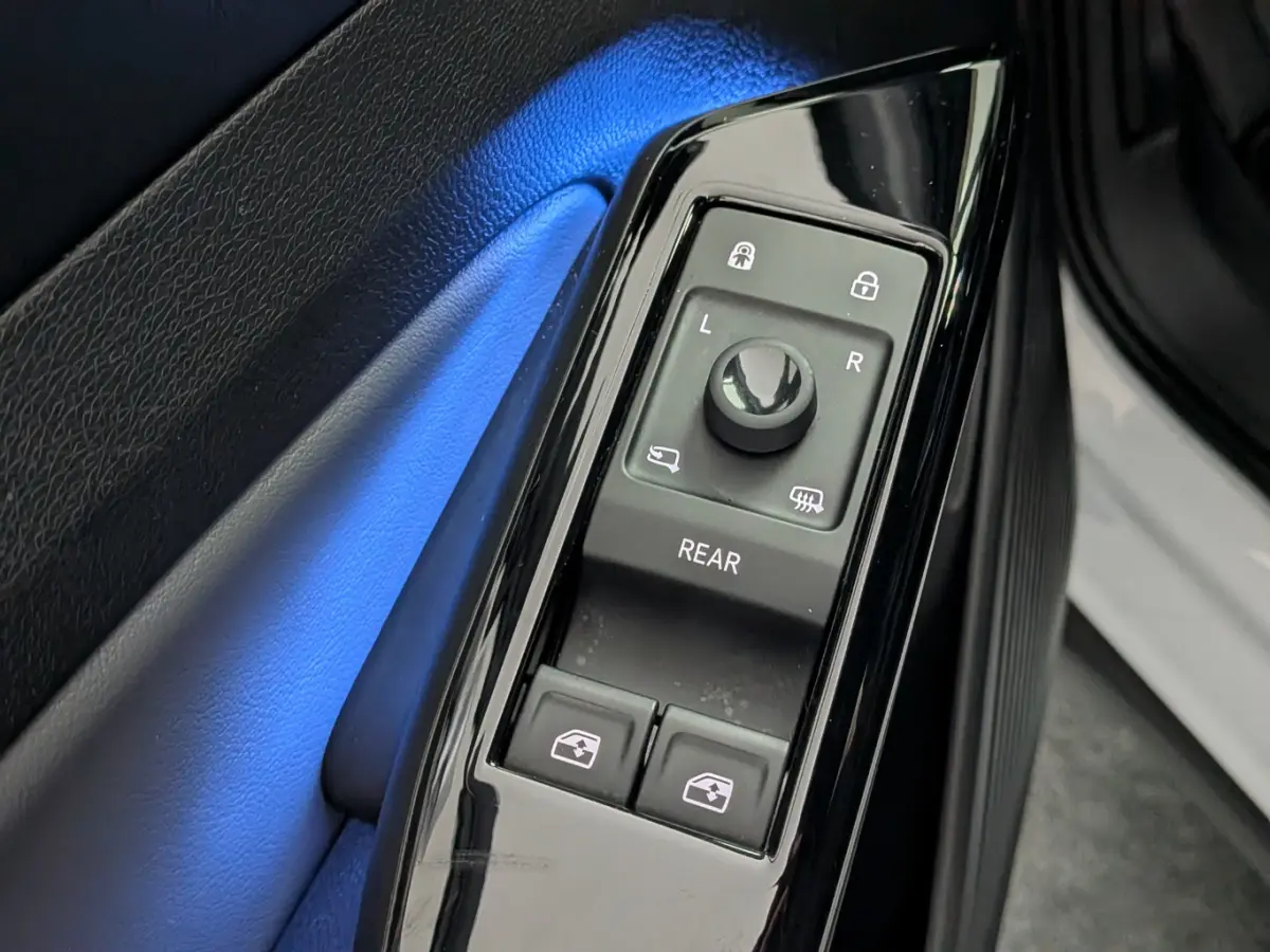 Pure 52 kWh l Adapt. Cr Control l Stoelverwarming l Keyless Start l 18" l Apple Car Play / Android l PDC V en A l