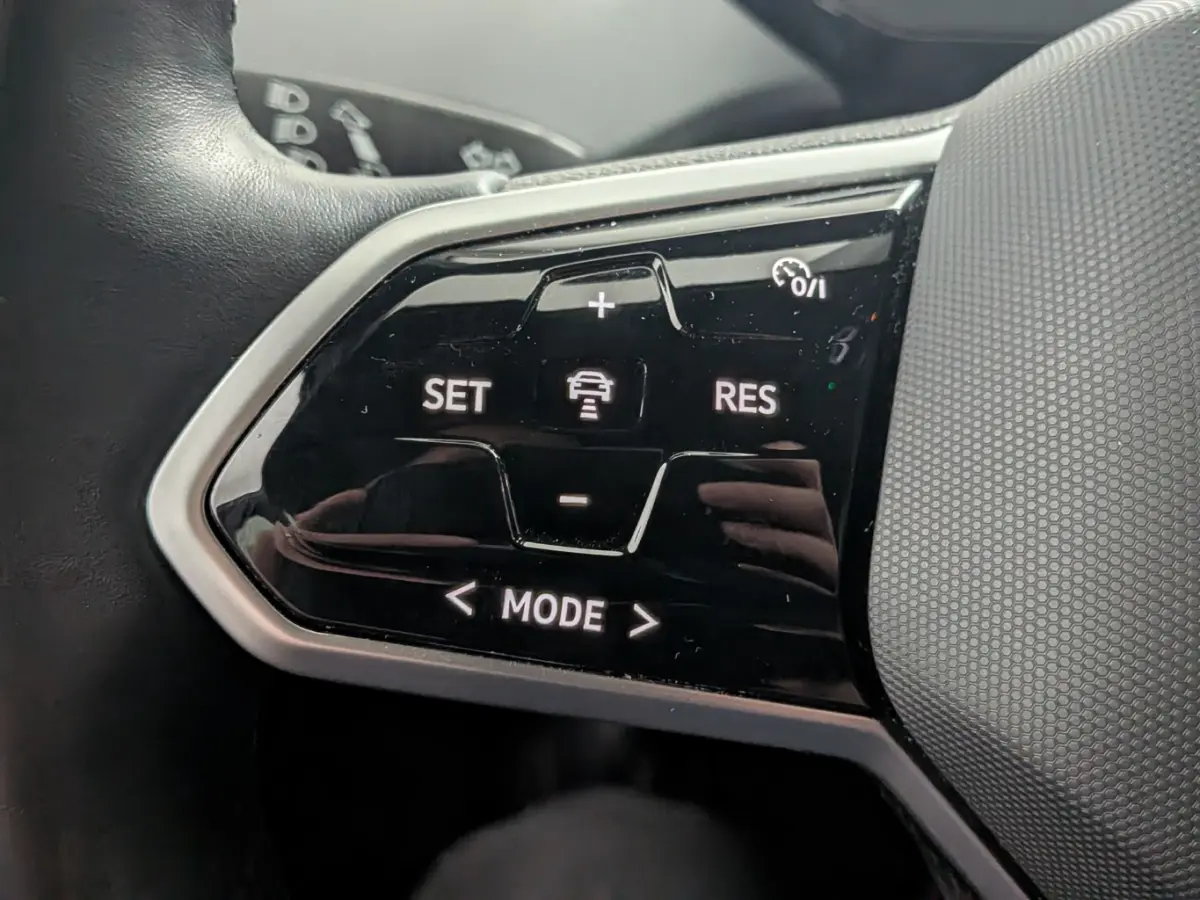 Pure 52 kWh l Adapt. Cr Control l Stoelverwarming l Keyless Start l 18" l Apple Car Play / Android l PDC V en A l