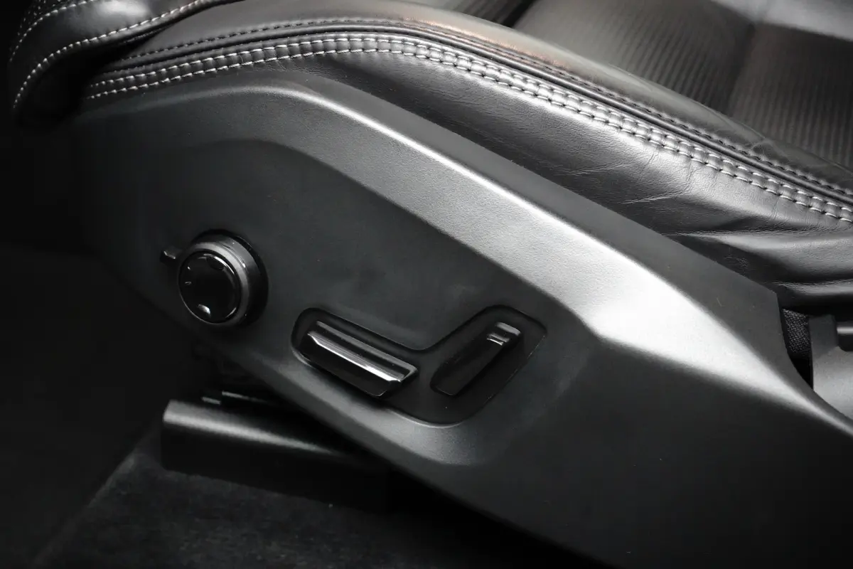 2.0 T8 Plug-in hybrid AWD Ultra Black Edition | Massage | HU-Display | Trekhaak | 360 Camera |