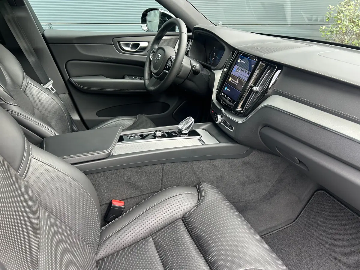 2.0 T8 Plug-in hybrid AWD Ultra Black Edition | Massage | sOh 97% | HU-Display | Trekhaak | 360 Camera |