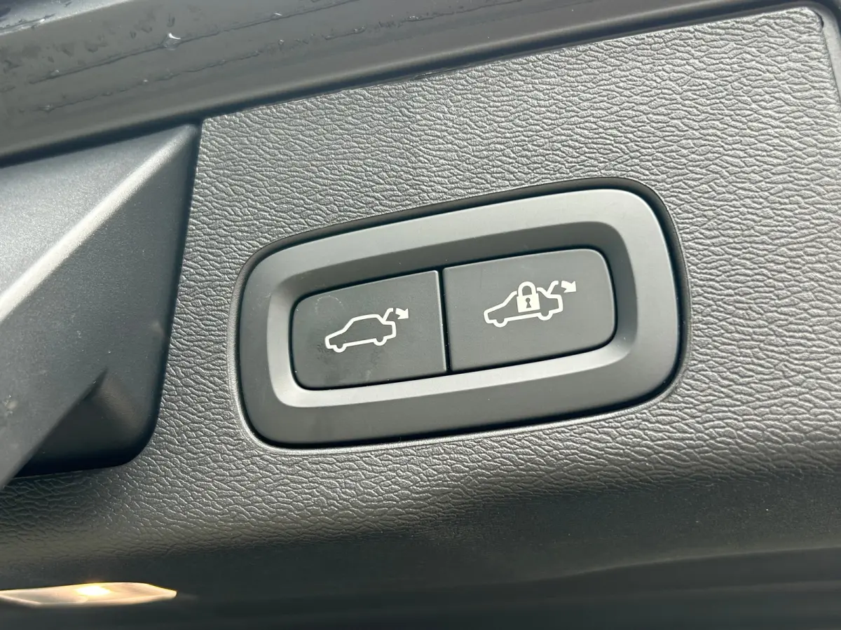 2.0 T8 Plug-in hybrid AWD Ultra Black Edition | Massage | sOh 97% | HU-Display | Trekhaak | 360 Camera |