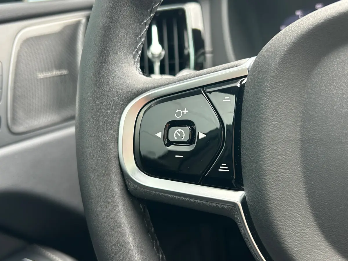 2.0 T8 Plug-in hybrid AWD Ultra Black Edition | Massage | sOh 97% | HU-Display | Trekhaak | 360 Camera |