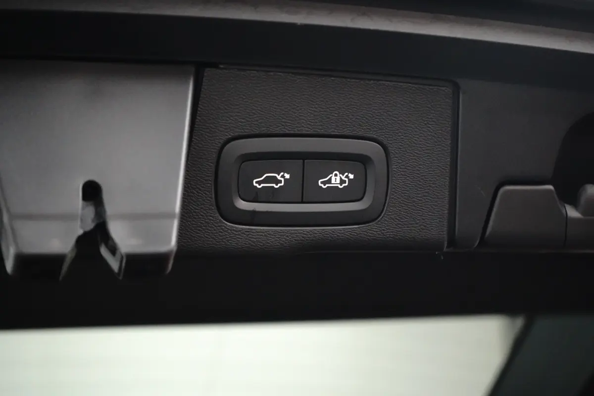 2.0 T8 Plug-in hybrid AWD Ultra Black Edition | Massage | HU-Display | Trekhaak | 360 Camera |