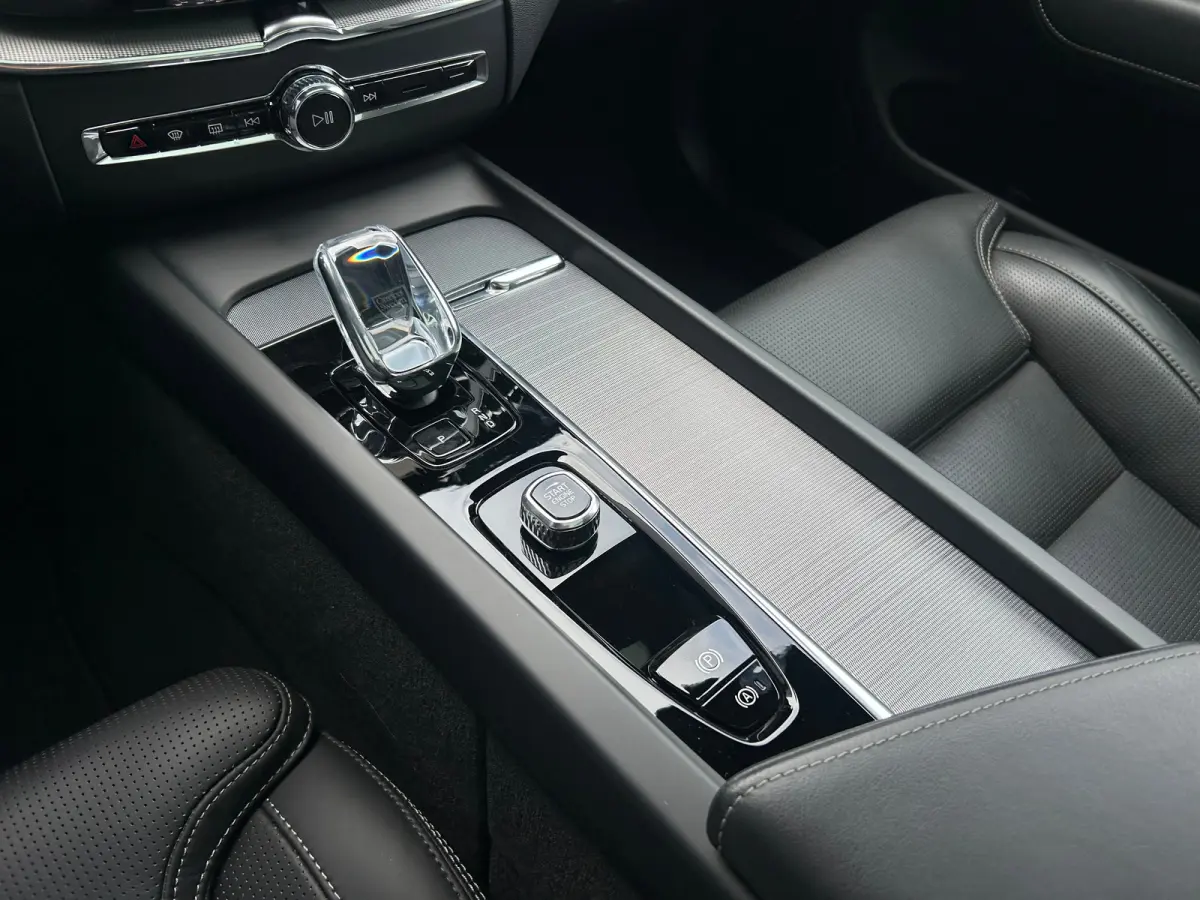 2.0 T8 Plug-in hybrid AWD Ultra Black Edition | Massage | sOh 97% | HU-Display | Trekhaak | 360 Camera |