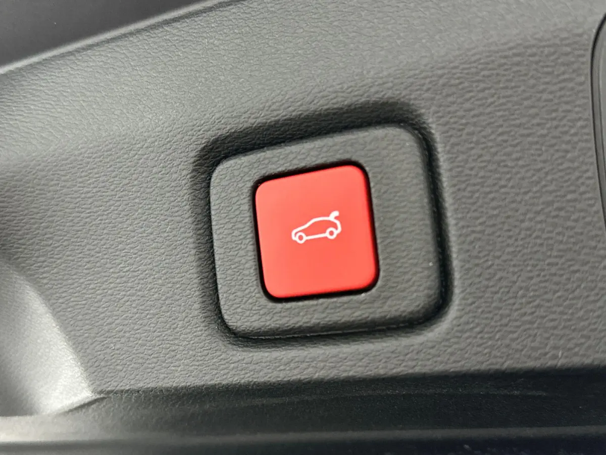 1.2 e-Hybrid First Edition | Navigatie | 360 graden camera | PANO | Apple Carplay&Android Auto | Tot 8 jaar garantie!