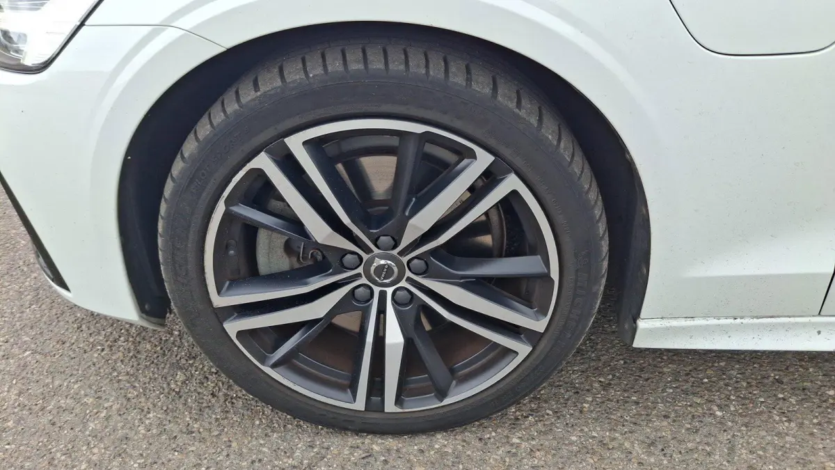 Recharge T6 AWD R-Design | Trekhaak | 19 Inch Velgen | Power Seats | Harman / Kardon |