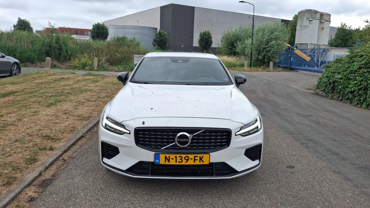 Recharge T6 AWD R-Design | Trekhaak | 19 Inch Velgen | Power Seats | Harman / Kardon |