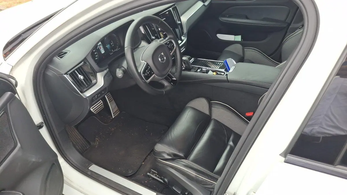 Recharge T6 AWD R-Design | Trekhaak | 19 Inch Velgen | Power Seats | Harman / Kardon |