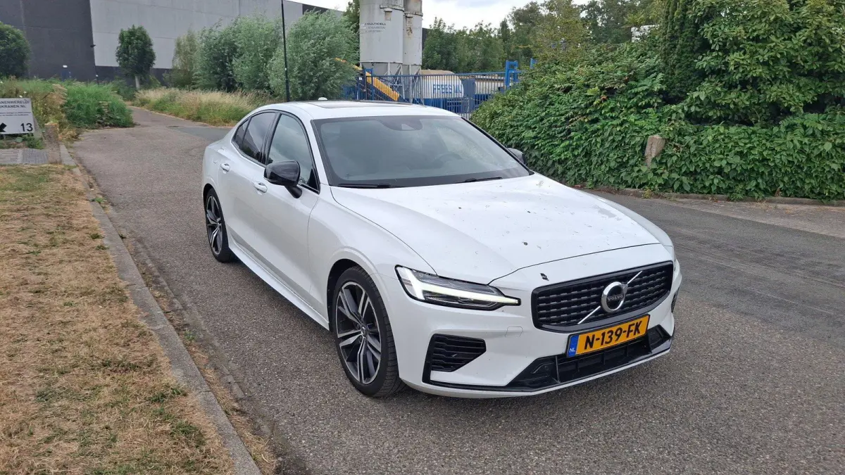 Recharge T6 AWD R-Design | Trekhaak | 19 Inch Velgen | Power Seats | Harman / Kardon |