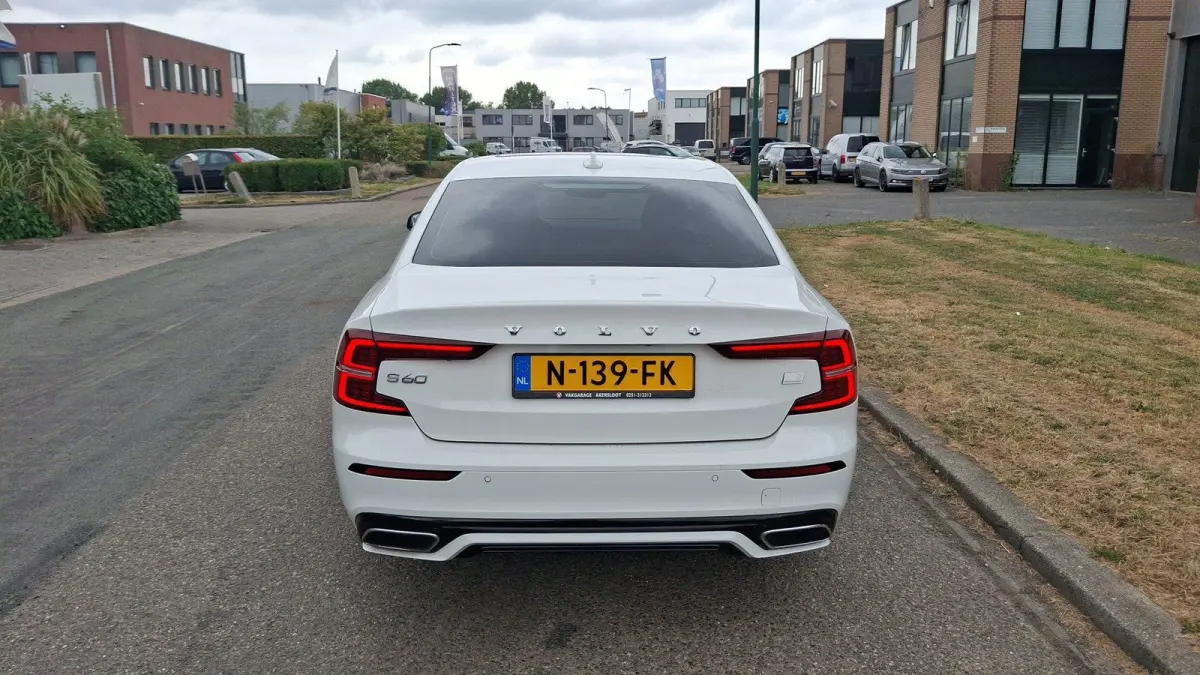 Recharge T6 AWD R-Design | Trekhaak | 19 Inch Velgen | Power Seats | Harman / Kardon |