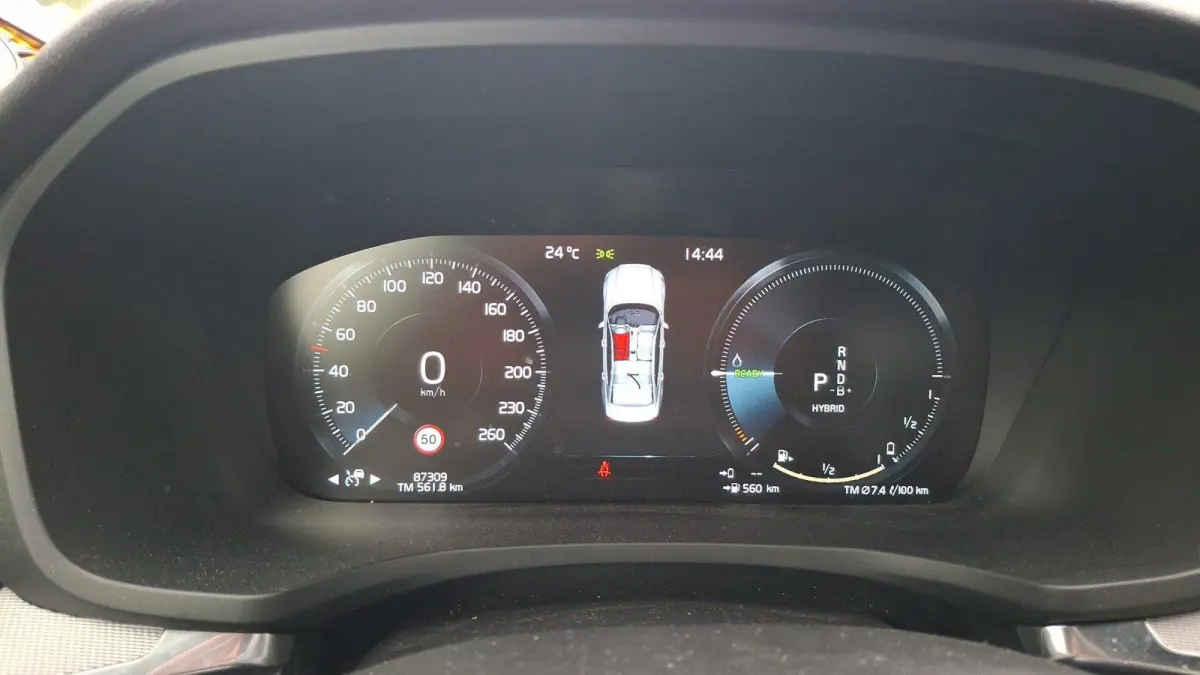 Recharge T6 AWD R-Design | Trekhaak | 19 Inch Velgen | Power Seats | Harman / Kardon |