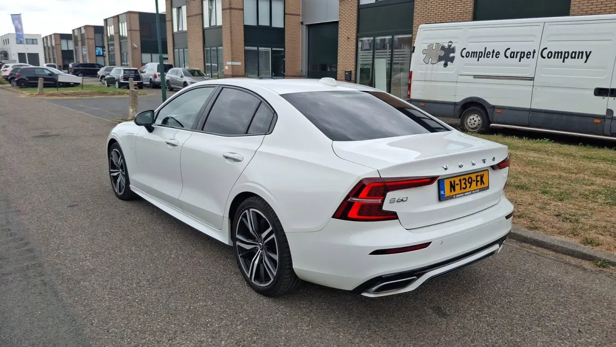 Recharge T6 AWD R-Design | Trekhaak | 19 Inch Velgen | Power Seats | Harman / Kardon |