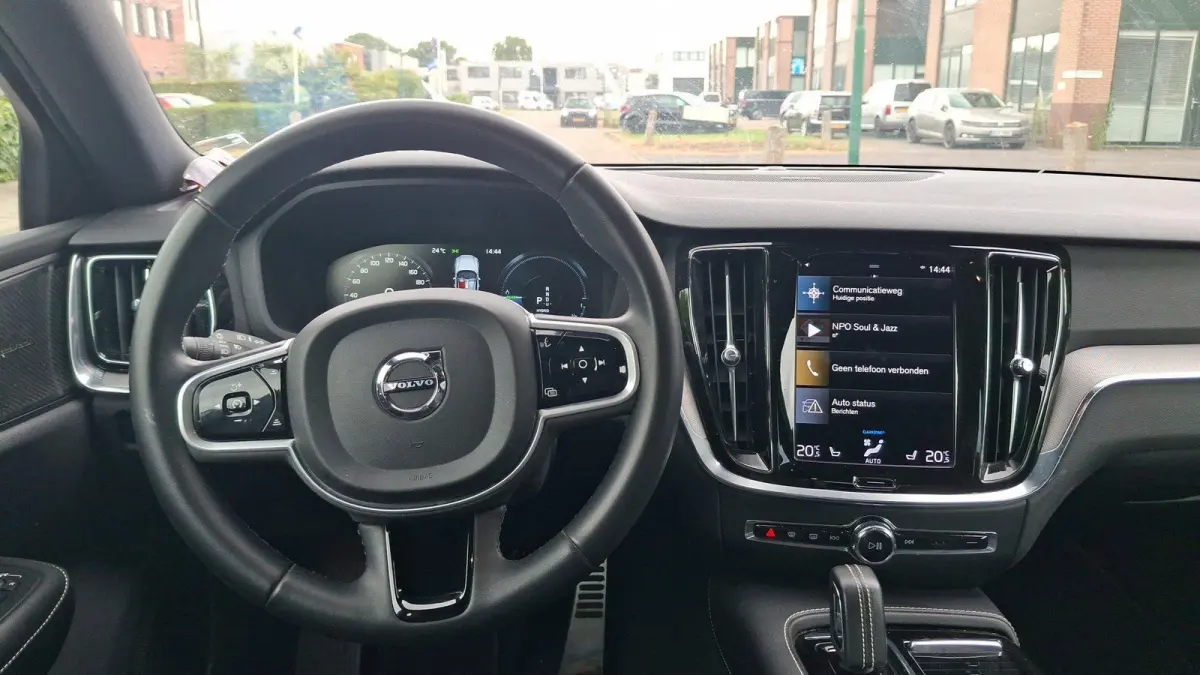Recharge T6 AWD R-Design | Trekhaak | 19 Inch Velgen | Power Seats | Harman / Kardon |