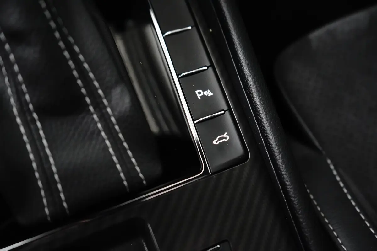 1.4 TSI iV Sportline Business l Elekt. Stoel incl Memory l Pano Dak l Camera l Elektr. Klep l Stoel Stuurverwarming l Matrix LED l