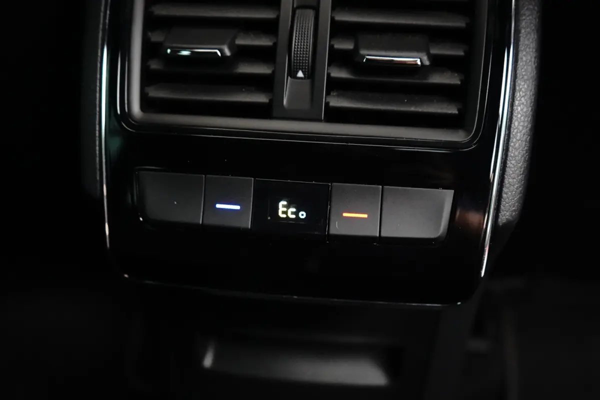 1.4 TSI iV Sportline Business l Elekt. Stoel incl Memory l Pano Dak l Camera l Elektr. Klep l Stoel Stuurverwarming l Matrix LED l