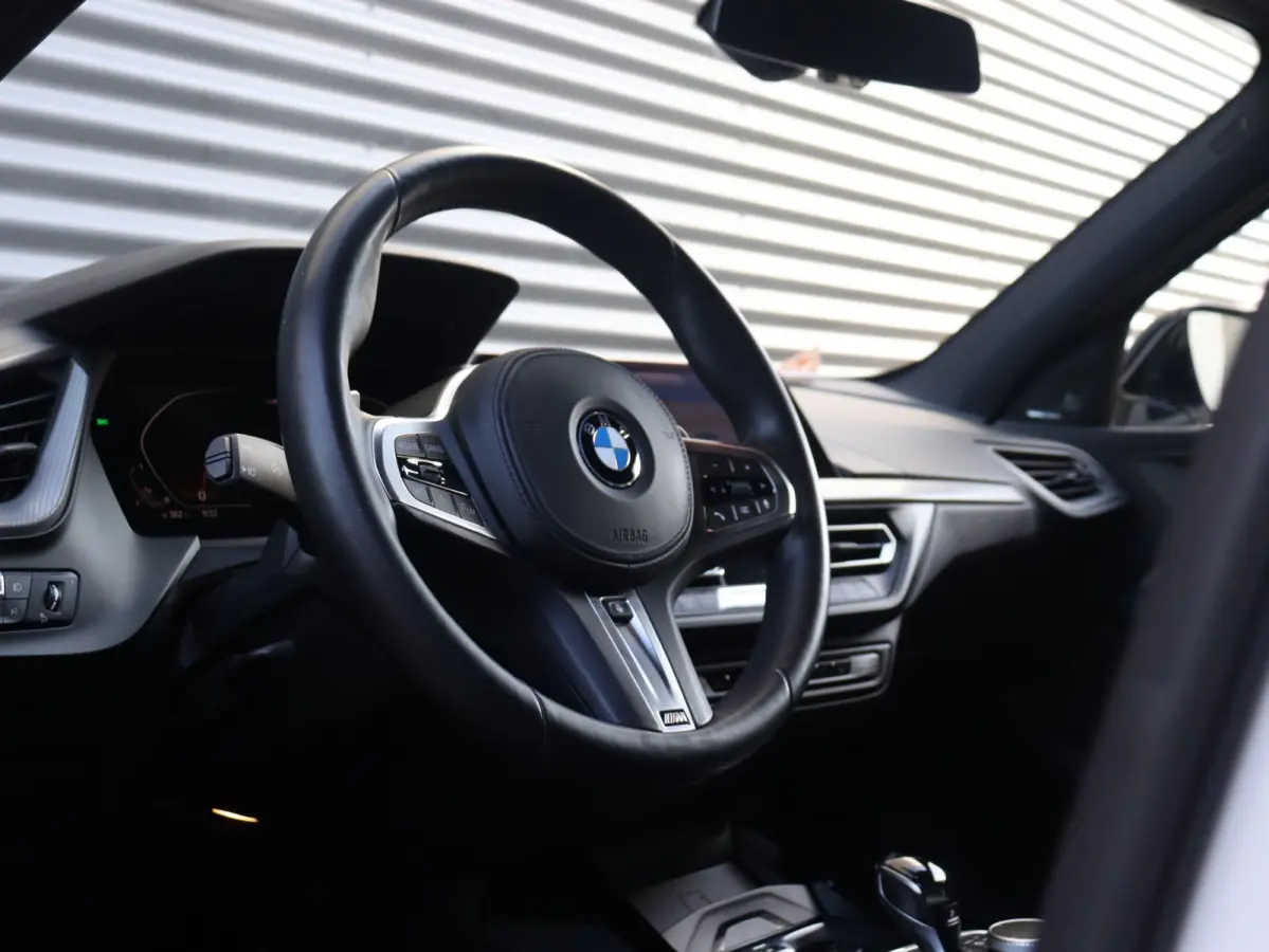 M135i xDrive | M Sport | Head-Up | Adaptief M Onderstel | Harman Kardon | Elektr. M Sportstoelen | Driving Assistant | 18'' LMV