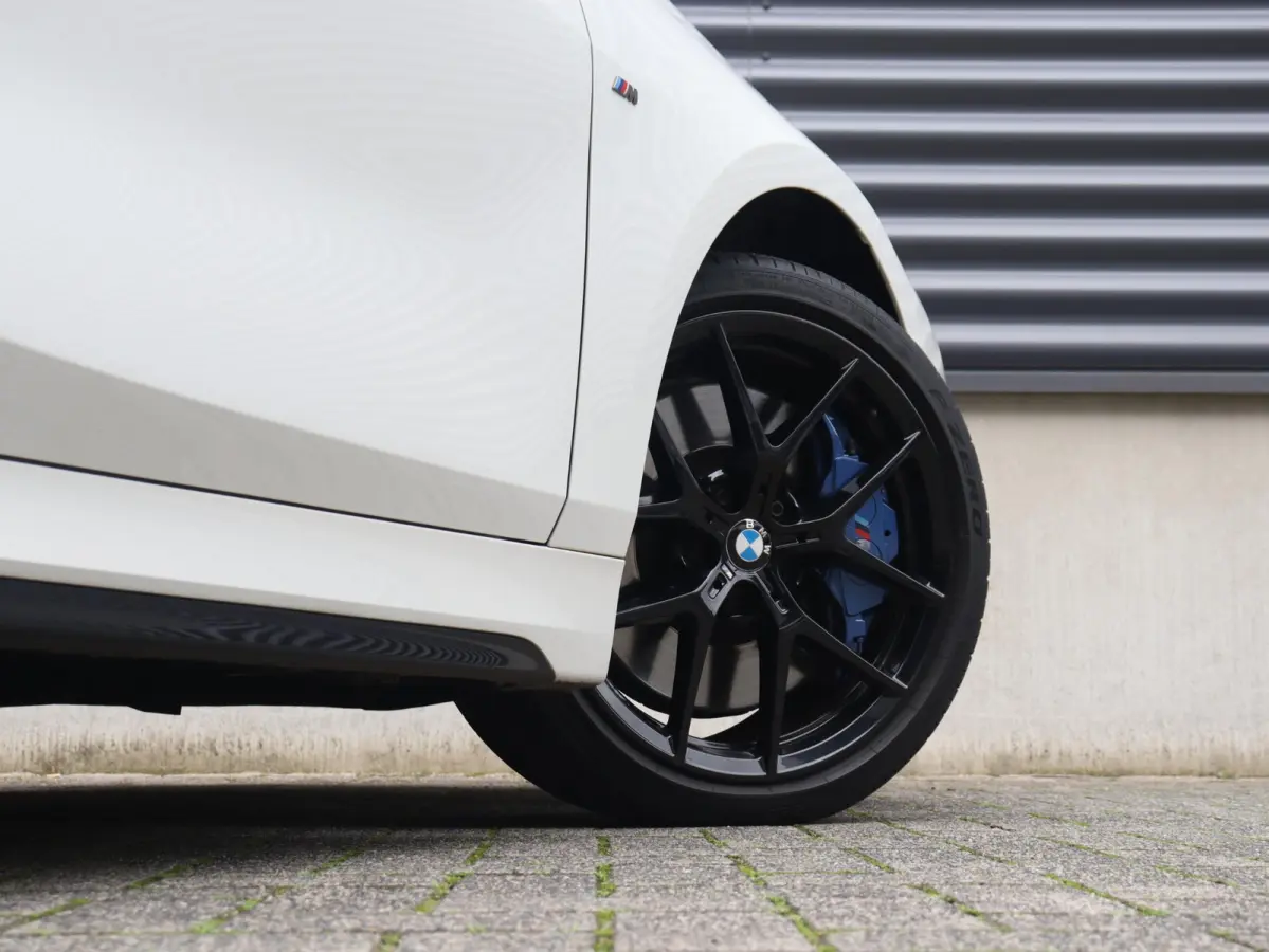 M135i xDrive | M Sport | Head-Up | Adaptief M Onderstel | Harman Kardon | Elektr. M Sportstoelen | Driving Assistant | 18'' LMV