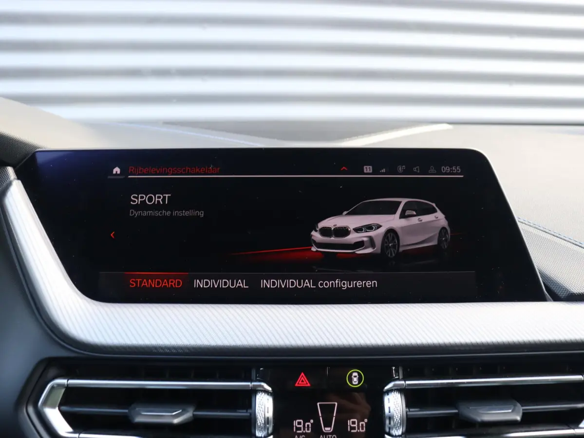 M135i xDrive | M Sport | Head-Up | Adaptief M Onderstel | Harman Kardon | Elektr. M Sportstoelen | Driving Assistant | 18'' LMV