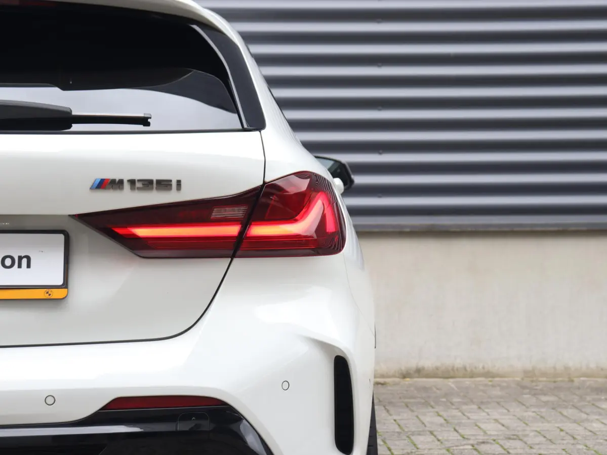 M135i xDrive | M Sport | Head-Up | Adaptief M Onderstel | Harman Kardon | Elektr. M Sportstoelen | Driving Assistant | 18'' LMV