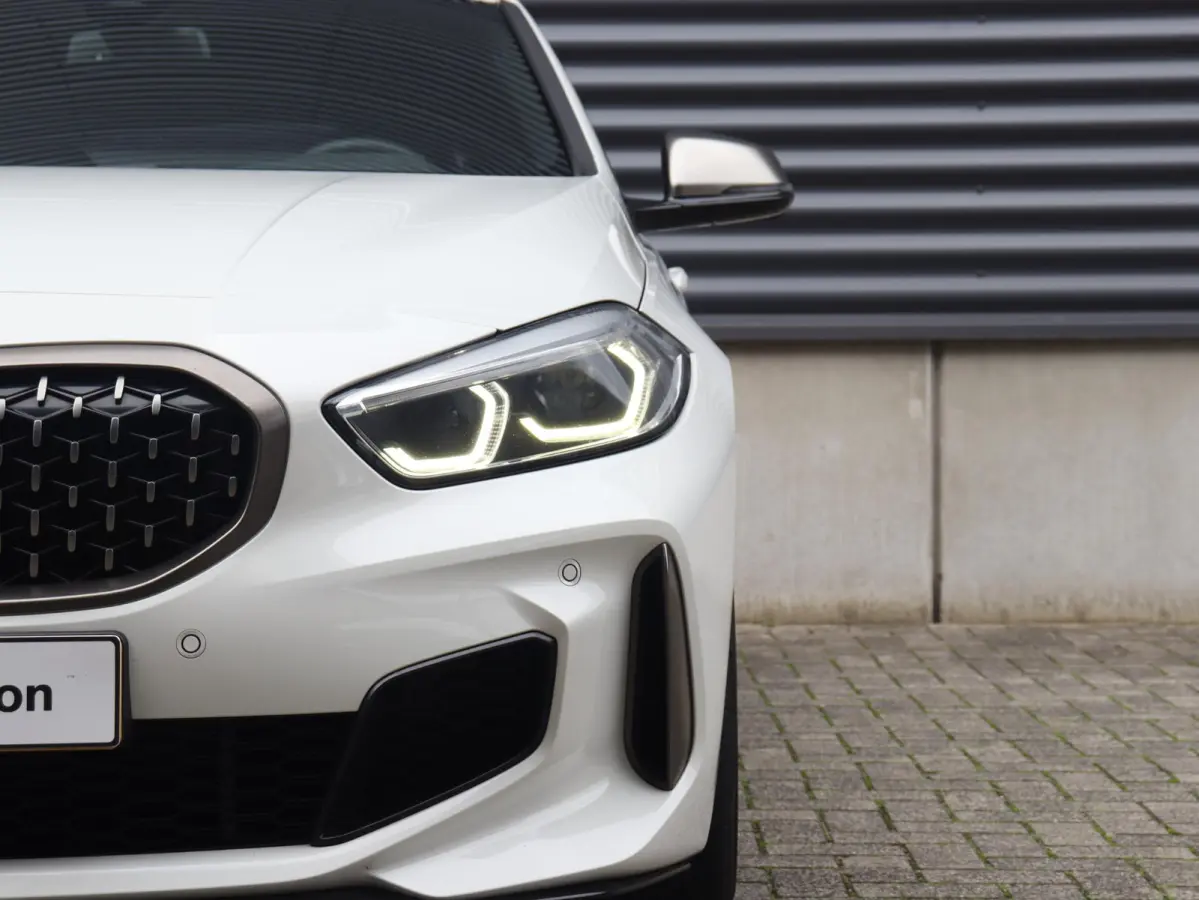 M135i xDrive | M Sport | Head-Up | Adaptief M Onderstel | Harman Kardon | Elektr. M Sportstoelen | Driving Assistant | 18'' LMV