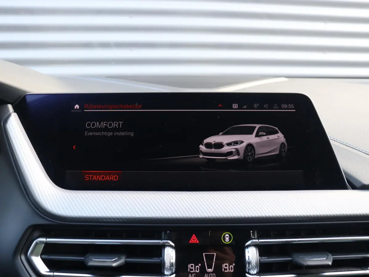 M135i xDrive | M Sport | Head-Up | Adaptief M Onderstel | Harman Kardon | Elektr. M Sportstoelen | Driving Assistant | 18'' LMV