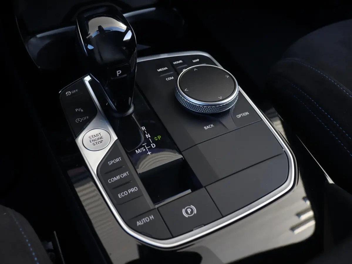 M135i xDrive | M Sport | Head-Up | Adaptief M Onderstel | Harman Kardon | Elektr. M Sportstoelen | Driving Assistant | 18'' LMV