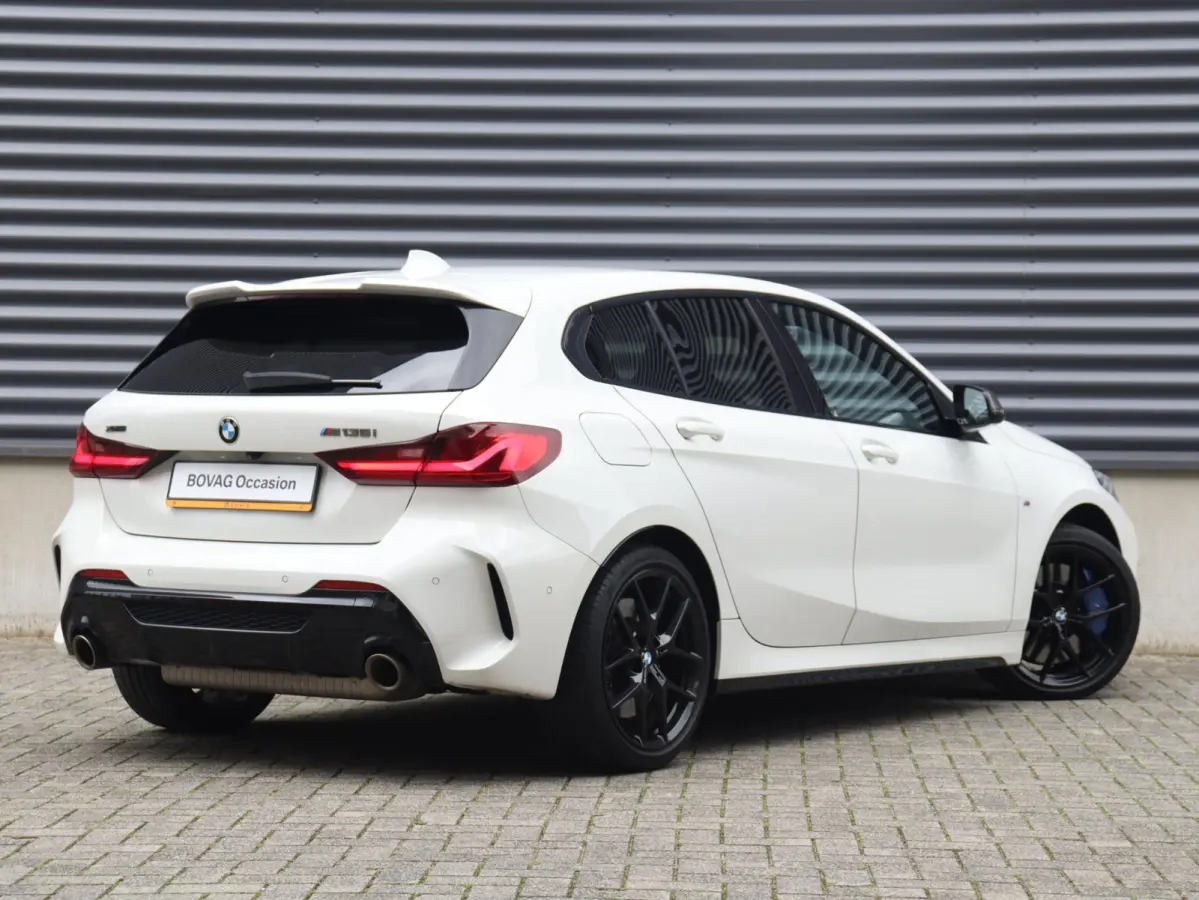 M135i xDrive | M Sport | Head-Up | Adaptief M Onderstel | Harman Kardon | Elektr. M Sportstoelen | Driving Assistant | 18'' LMV