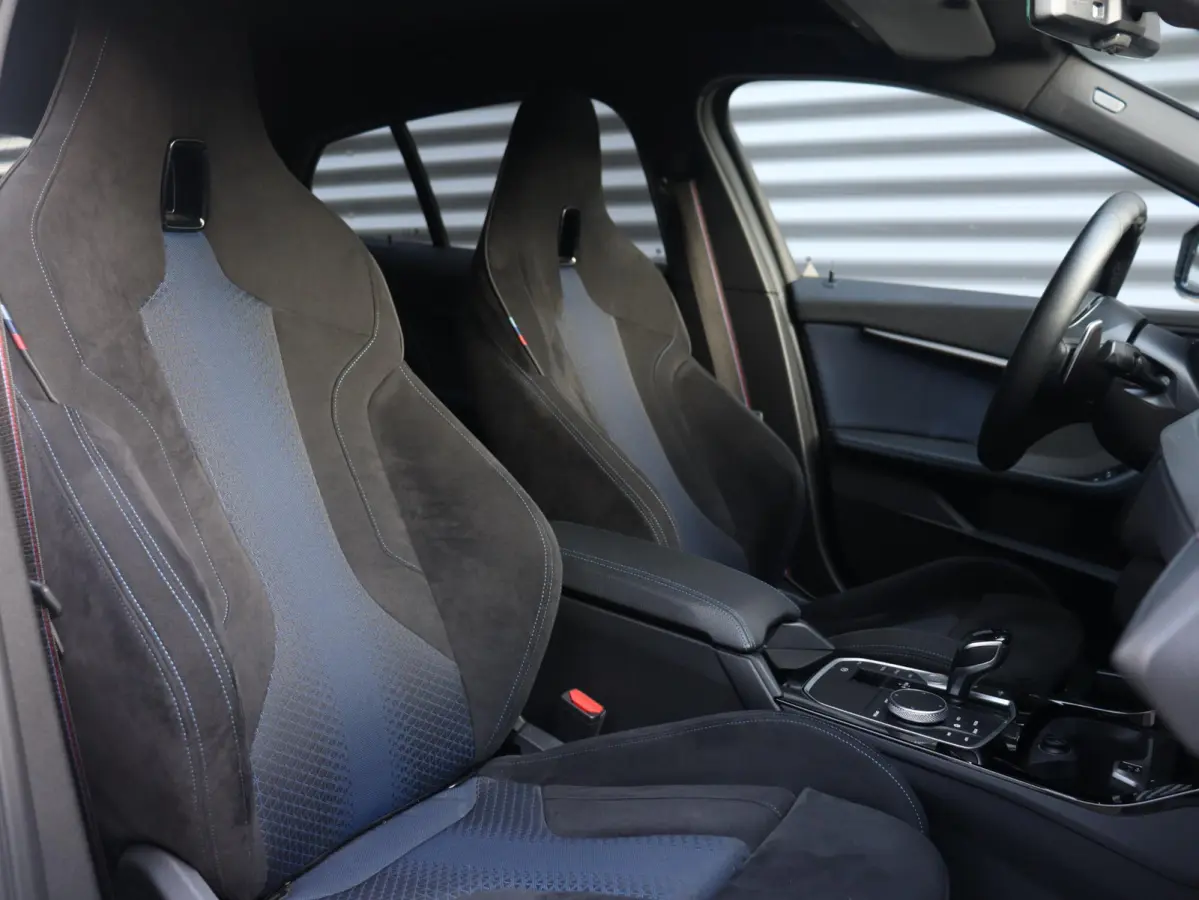 M135i xDrive | M Sport | Head-Up | Adaptief M Onderstel | Harman Kardon | Elektr. M Sportstoelen | Driving Assistant | 18'' LMV
