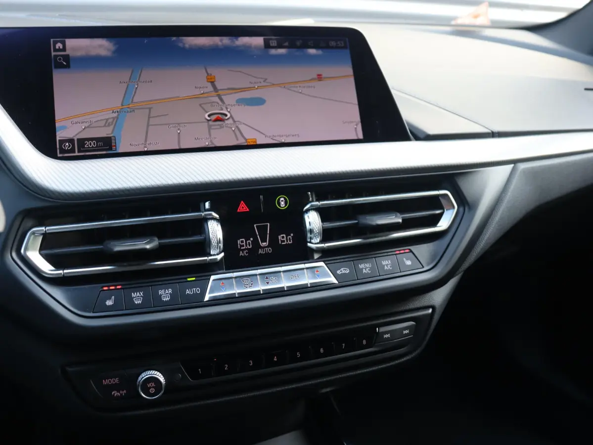 M135i xDrive | M Sport | Head-Up | Adaptief M Onderstel | Harman Kardon | Elektr. M Sportstoelen | Driving Assistant | 18'' LMV