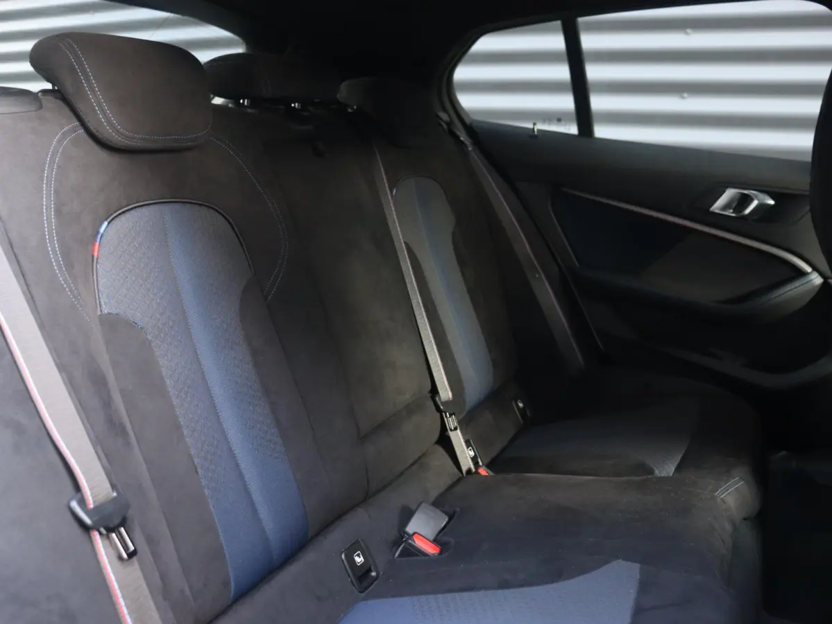 M135i xDrive | M Sport | Head-Up | Adaptief M Onderstel | Harman Kardon | Elektr. M Sportstoelen | Driving Assistant | 18'' LMV