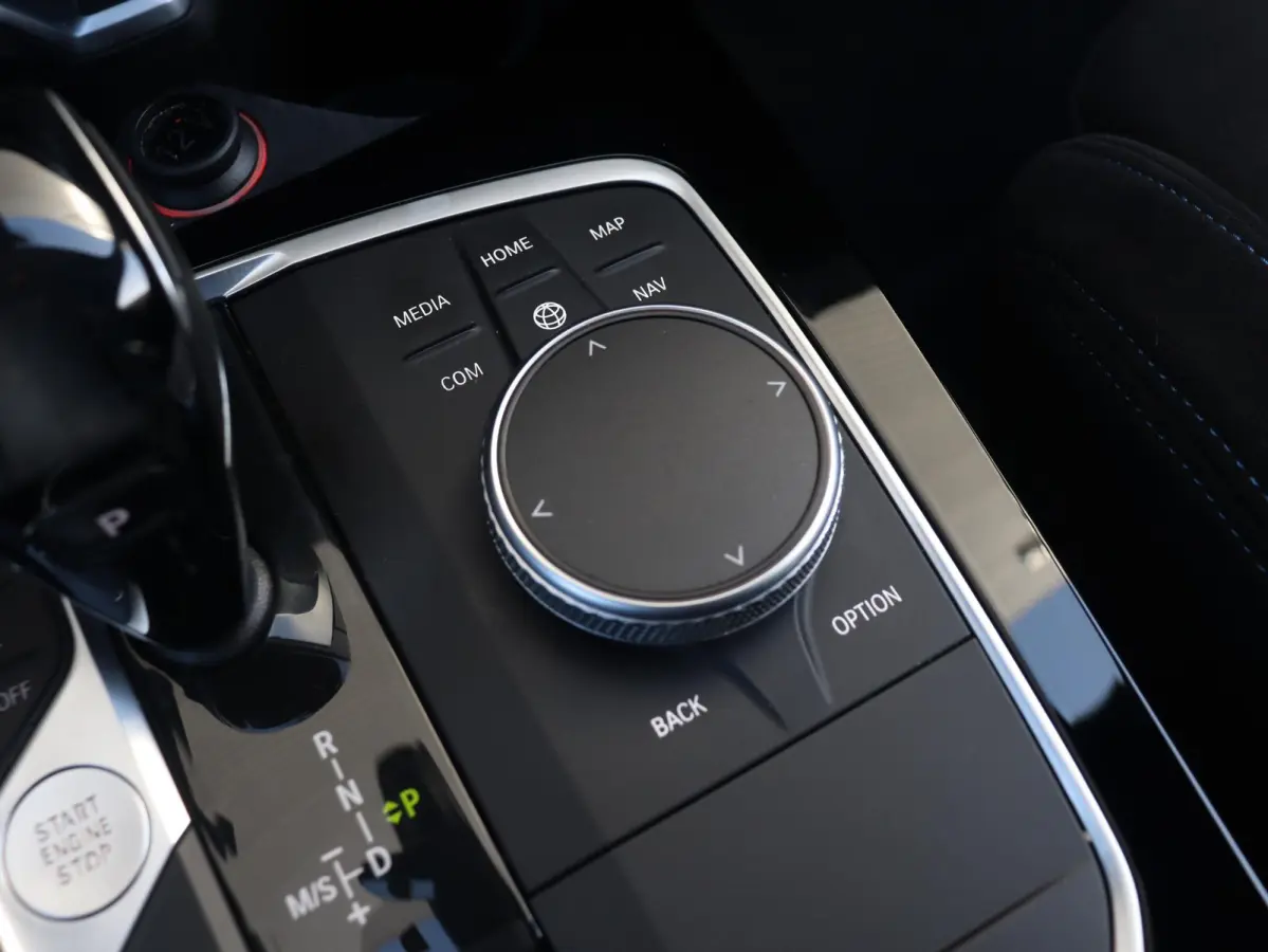 M135i xDrive | M Sport | Head-Up | Adaptief M Onderstel | Harman Kardon | Elektr. M Sportstoelen | Driving Assistant | 18'' LMV