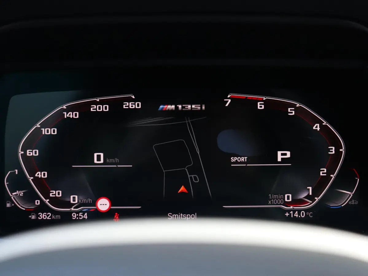 M135i xDrive | M Sport | Head-Up | Adaptief M Onderstel | Harman Kardon | Elektr. M Sportstoelen | Driving Assistant | 18'' LMV
