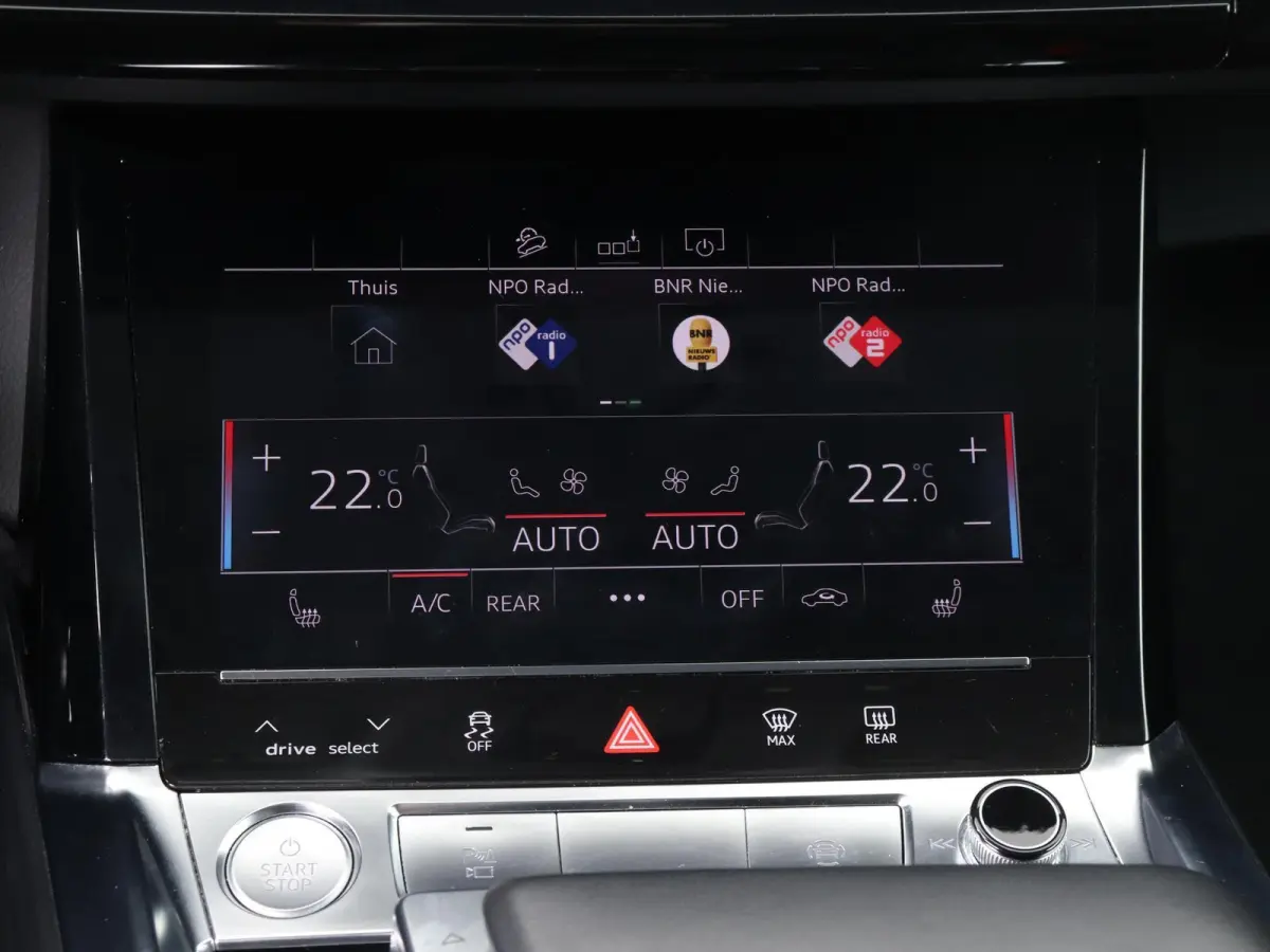 e-tron 55 quattro advanced 95 kWh 408 PK | Navigatie | Leder | Memory stoel | Lichtmetalen velgen | Adaptive cruise control | Camera | Parkeersensoren | Elektrische Kofferklep |
