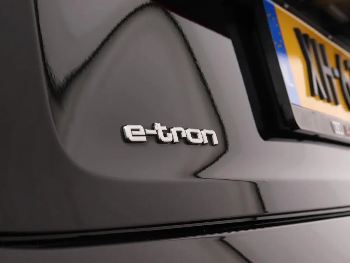 e-tron 55 quattro advanced 95 kWh 408 PK | Navigatie | Leder | Memory stoel | Lichtmetalen velgen | Adaptive cruise control | Camera | Parkeersensoren | Elektrische Kofferklep |