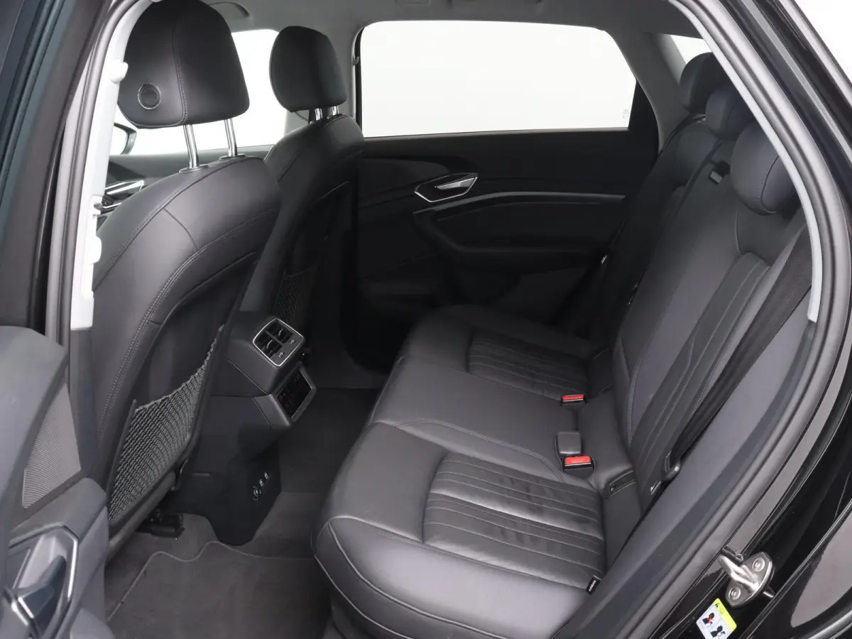 e-tron 55 quattro advanced 95 kWh 408 PK | Navigatie | Leder | Memory stoel | Lichtmetalen velgen | Adaptive cruise control | Camera | Parkeersensoren | Elektrische Kofferklep |