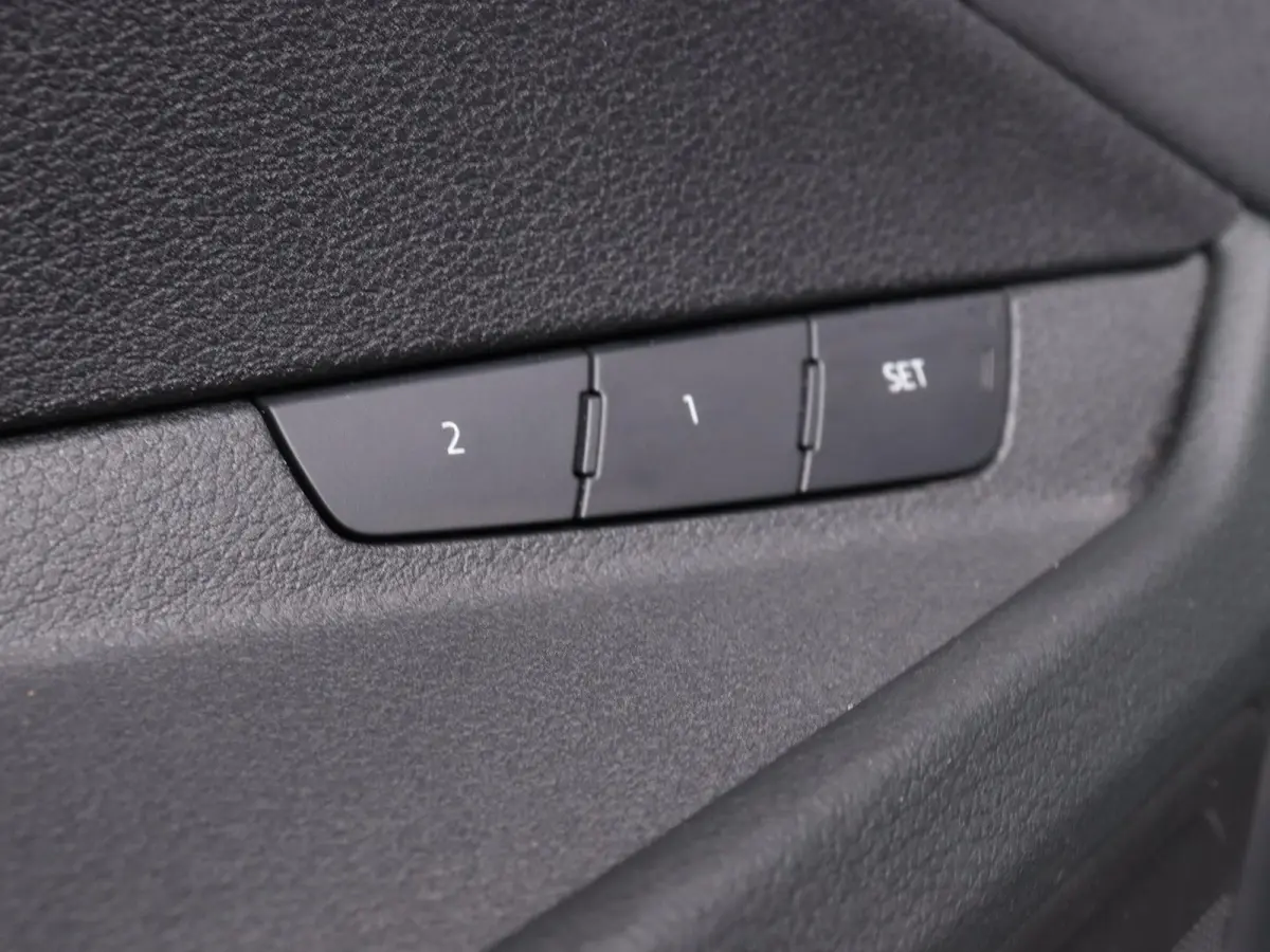 e-tron 55 quattro advanced 95 kWh 408 PK | Navigatie | Leder | Memory stoel | Lichtmetalen velgen | Adaptive cruise control | Camera | Parkeersensoren | Elektrische Kofferklep |
