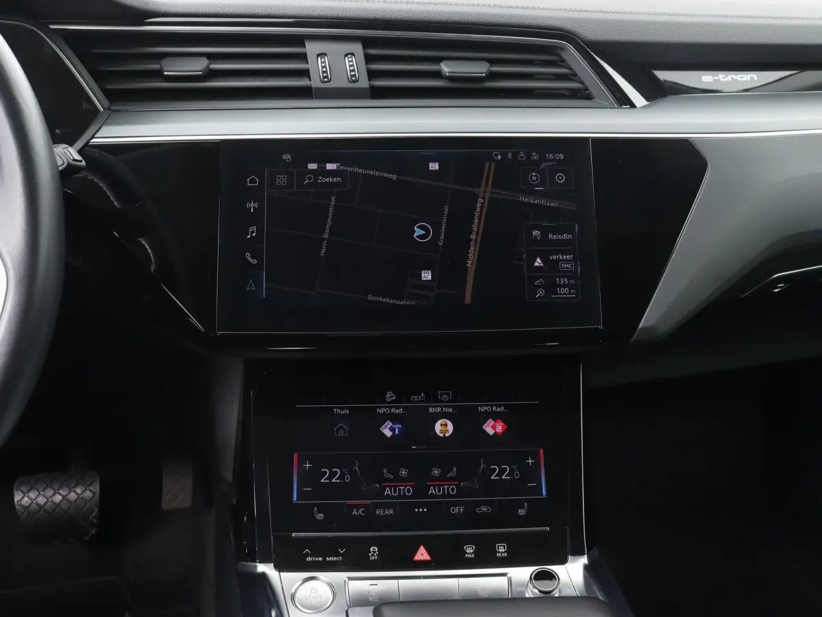 e-tron 55 quattro advanced 95 kWh 408 PK | Navigatie | Leder | Memory stoel | Lichtmetalen velgen | Adaptive cruise control | Camera | Parkeersensoren | Elektrische Kofferklep |