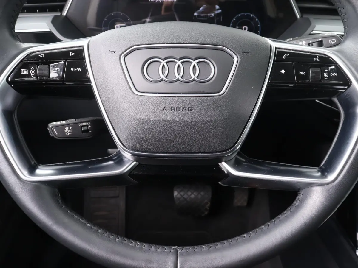 e-tron 55 quattro advanced 95 kWh 408 PK | Navigatie | Leder | Memory stoel | Lichtmetalen velgen | Adaptive cruise control | Camera | Parkeersensoren | Elektrische Kofferklep |