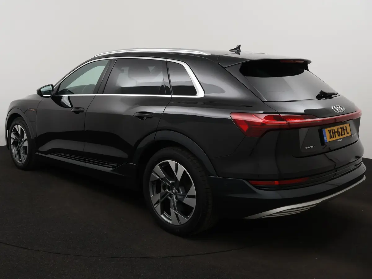 e-tron 55 quattro advanced 95 kWh 408 PK | Navigatie | Leder | Memory stoel | Lichtmetalen velgen | Adaptive cruise control | Camera | Parkeersensoren | Elektrische Kofferklep |